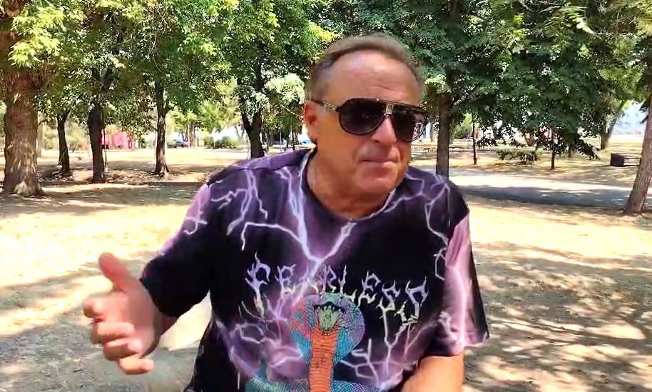 "KONOBAR, KOLIKO TI DOĐEM ZA OVO?" Bobana Zdravkovića gost pomešao sa kelnerom: Pevač o urnebesnoj anegdoti: Bili smo isto obučeni