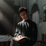 Žena tvrdi da je godinama udana za katoličkog svećenika