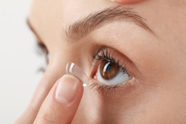 Operație de astigmatism sau lentile de contact? Ce alegi pe termen lung