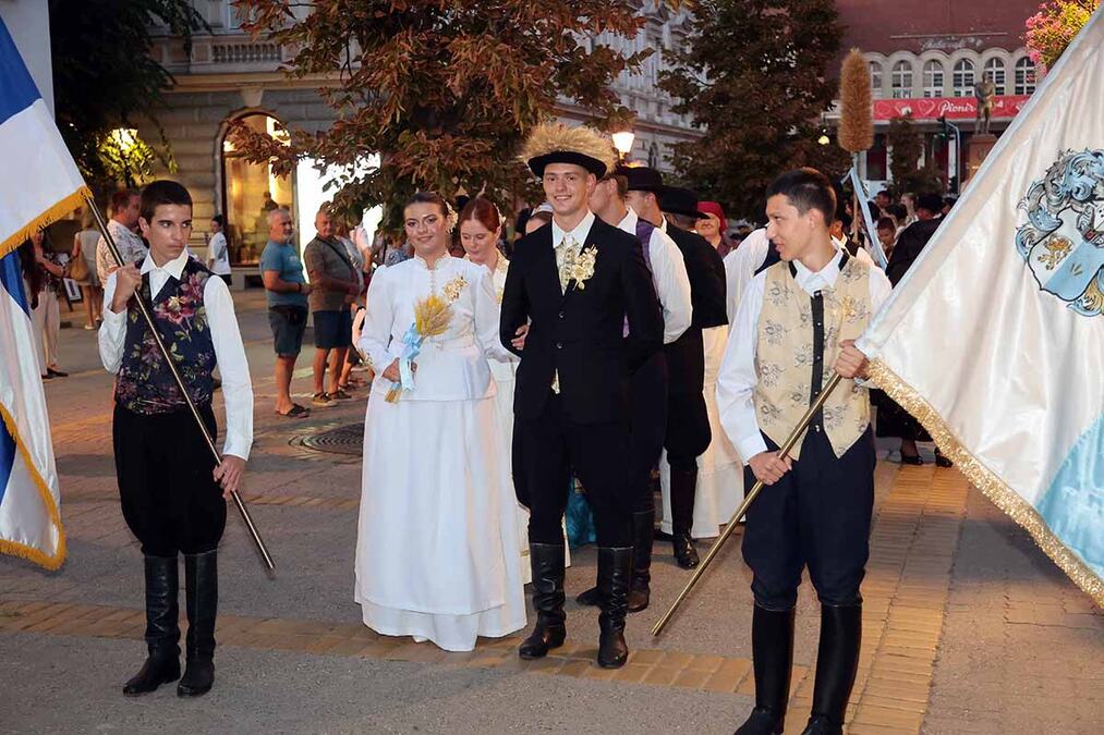 SPEKTAKL NA GRADSKOM TRGU! Bandaš i bandašica predvodili povorku, pa uručili NAJVAŽNIJI SIMBOL: Subotica obeležila "Dan Dužijance"