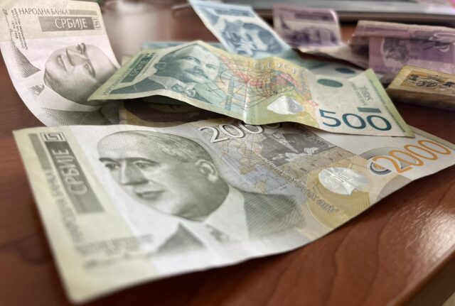 Prosečna zarada u Srbiji u martu bila 121.650 dinara, medijalna 92.753 dinara