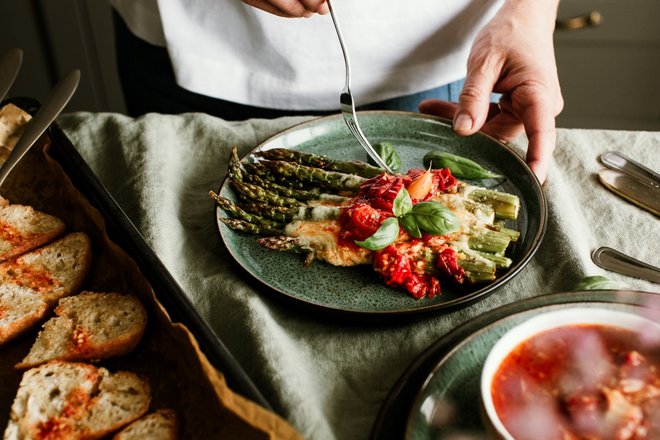 Ta teden kuhamo: caprese s šparglji, piščančji ragu in riba iz pečice