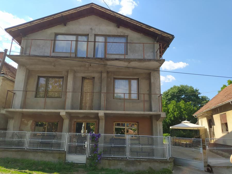 PEVAČ ZARADIO 100.000€, A KUĆA MU NEMA FASADU! Dvorište prava ruina, svuda pobacane stare stvari, meštani nemaju lepe reči o njegovoj porodici...