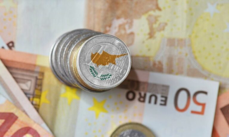 Στο 3,4% του ΑΕΠ το πλεόνασμα και στο 55% το χρέος το 2025