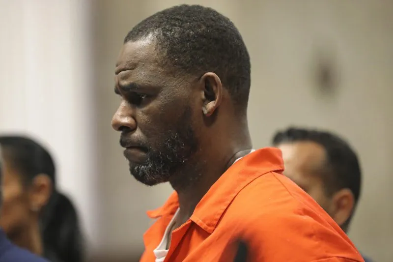 R. Kelly asks President Trump to commute sentence