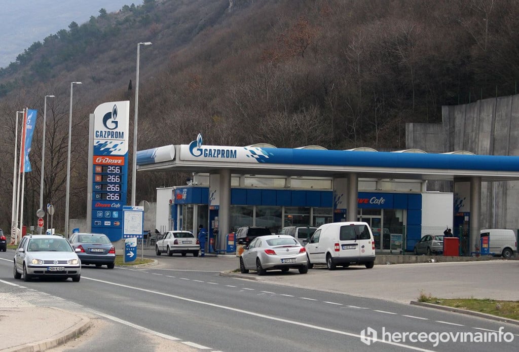 NIS-ove pumpe deset mjeseci pod sankcijama: Plaćanje u kešu, promet manji, a neizvjesna budućnost 500 radnika