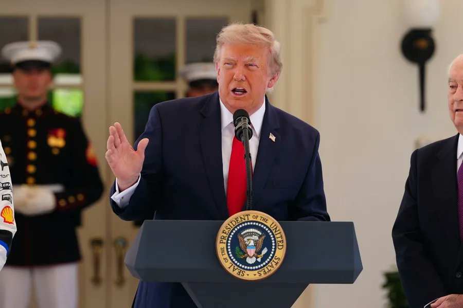 El presidente de Estados Unidos, Donald Trump, pronuncia unas palabras al recibir a destacados pilotos de la IndyCar en la Casa Blanca, en Washington, el 13 de julio de 2026.