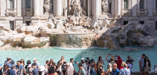 Rom: Touristin springt zum Baden in den Trevi-Brunnen