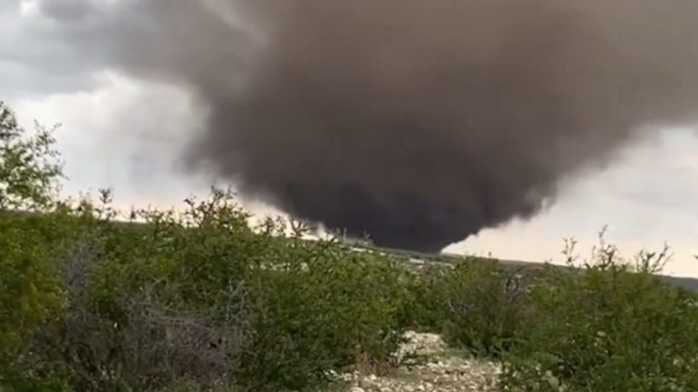 Σκηνές πανικού στο Μεξικό: Ανεμοστρόβιλος «κατάπιε» τα πάντα στο πέρασμά του – Στέγες στον αέρα και κατεστραμμένα ράντσα
