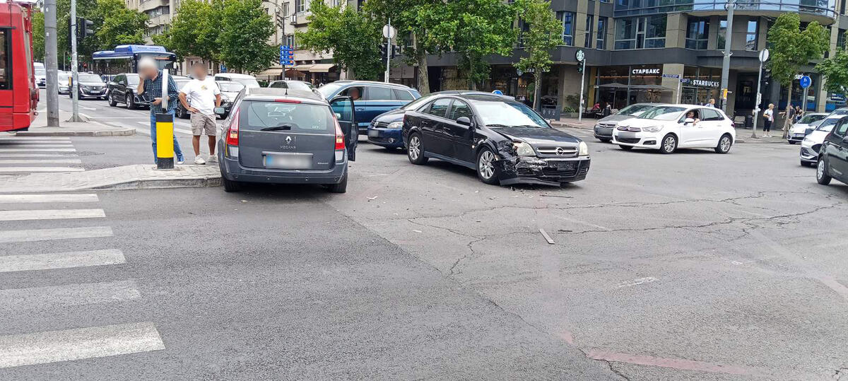 ČUKANJE U CENTRU BEOGRADA: Na raskrsnici kod Skupštine sudarili se "opel" i "reno" (foto)