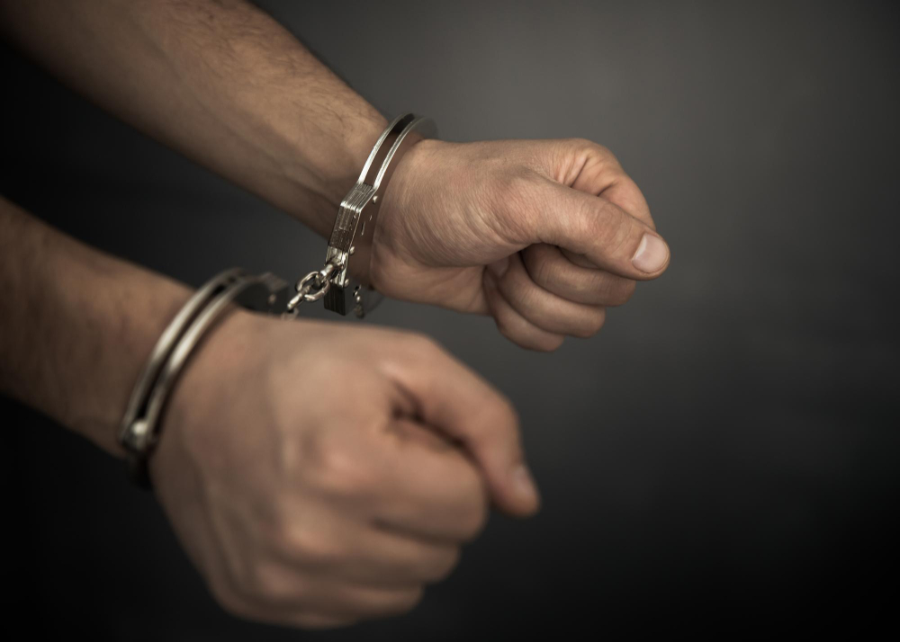 Bitolčanec završi vo pritvor – So metalni i drveni predmeti ja pretepal soprugata