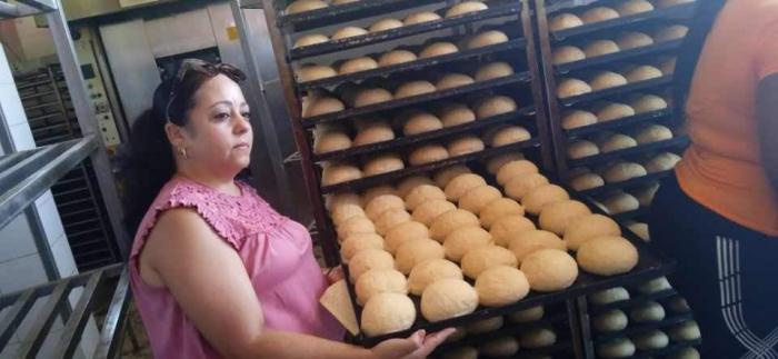 Las panaderías están teniendo que adaptarse a las nuevas condiciones, pero apenas consiguen elaborar pan de calidad.