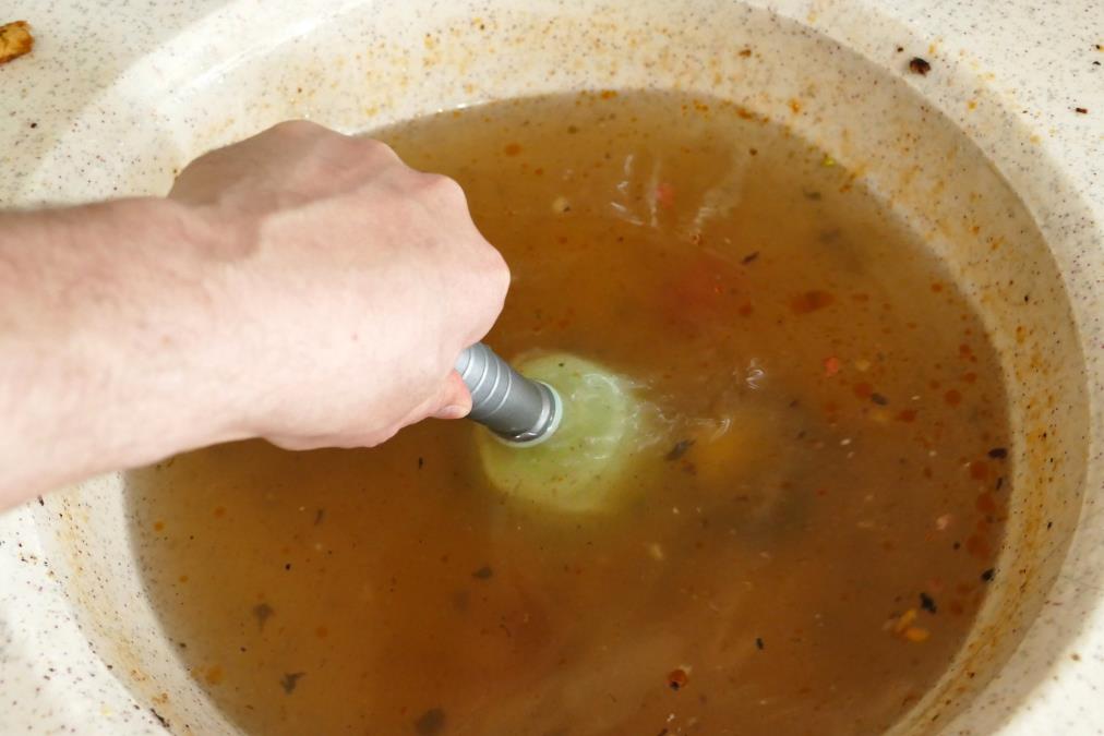 Ovo i vodoinstalateri rade kad otpušavaju sudoperu: Trikovi koji će vam pomoći da rešite problem u kućnim uslovima