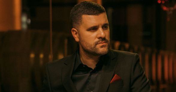 NEBOJŠA VOJVODIĆ EMOCIJOM OSVOJIO PUBLIKU: „Ne trošite vino“ najava je muzičke trilogije
