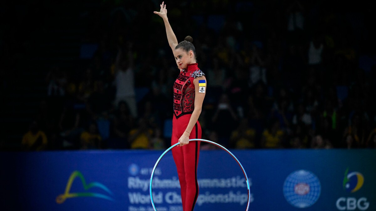 Russisk gymnast får advarsel for at vende ryggen til ukrainsk flag