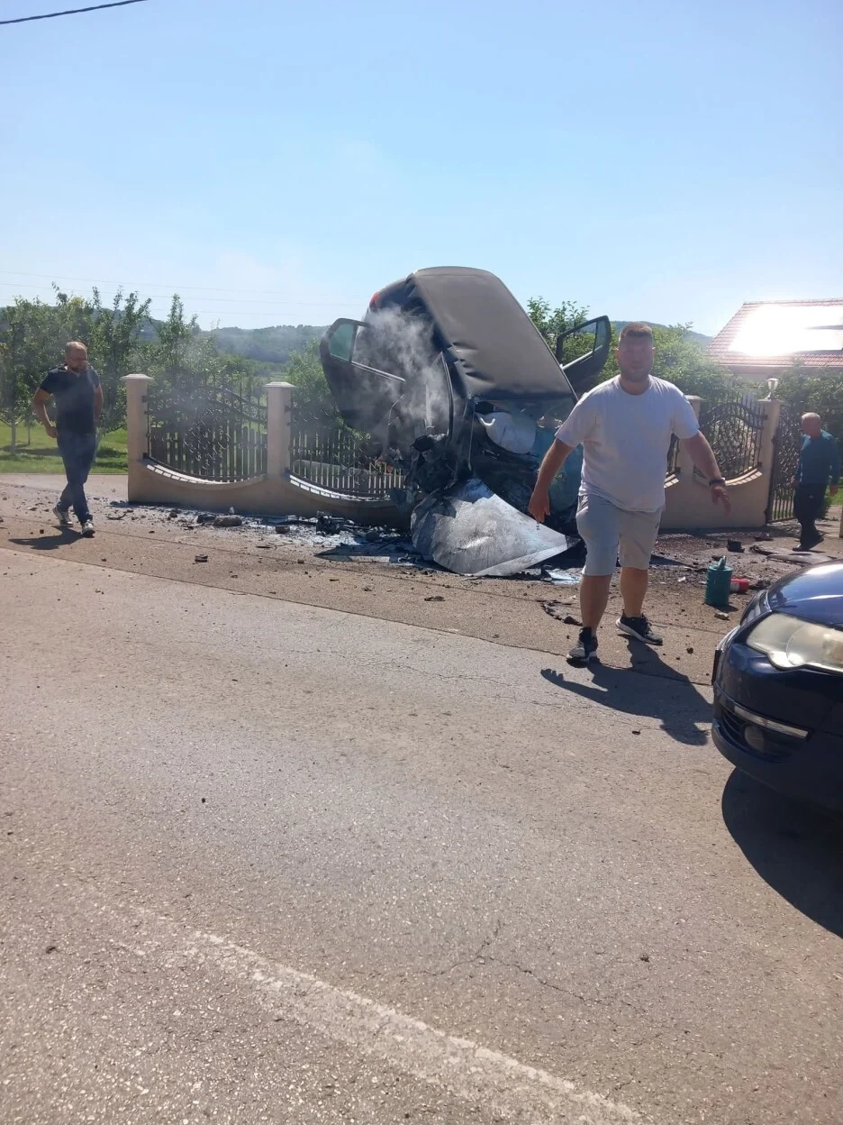 Teška saobraćajna nesreća u Modriči: Jedna osoba poginula, automobil završio na ogradi