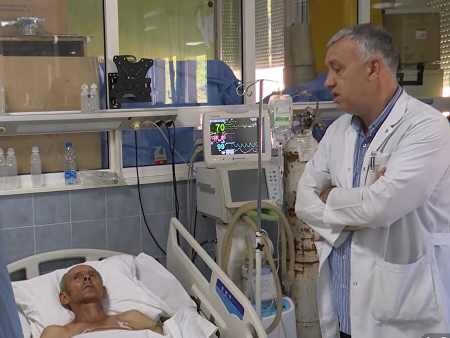IMA POVREDE GLAVE I GRUDNOG KOŠA, KAO I PRELOM REBRA! Dr Zlatan Elek o stanju pretučenog Raškovića: Nije stabilno,veći broj lekara uključen u lečenje (VIDEO)