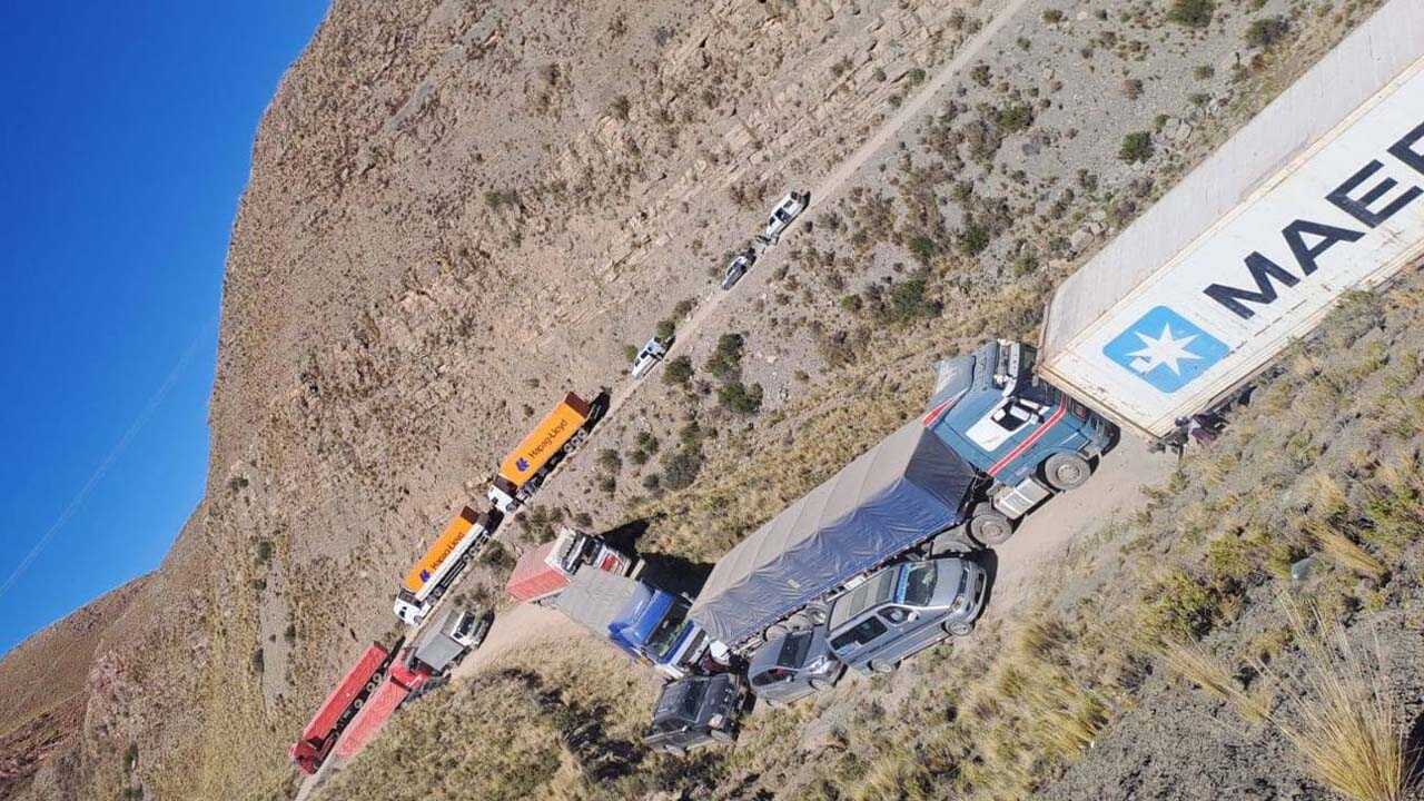 Más de 5.000 transportistas pasan frío y al hambre en las carreteras bloqueadas