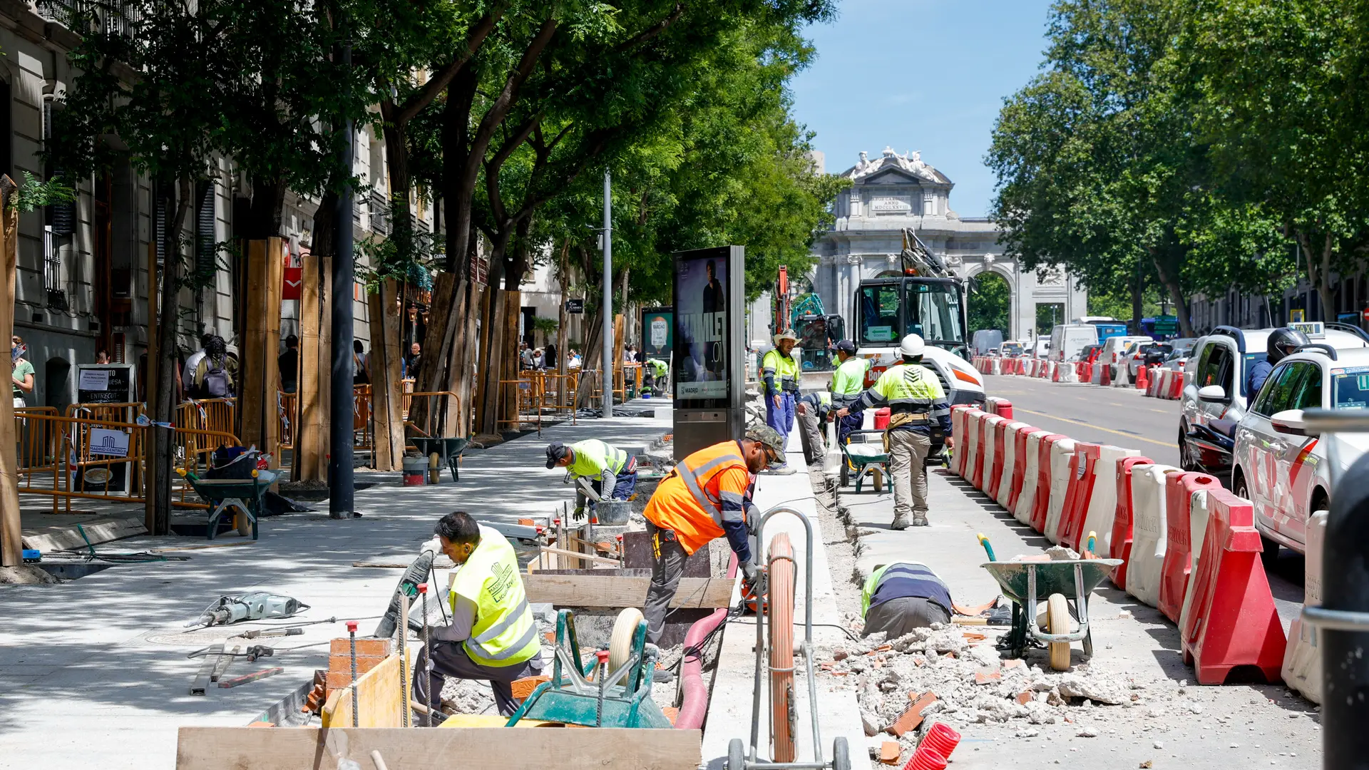  La construcción del paseo central del bulevar de Alcalá corta dos carriles en Madrid 