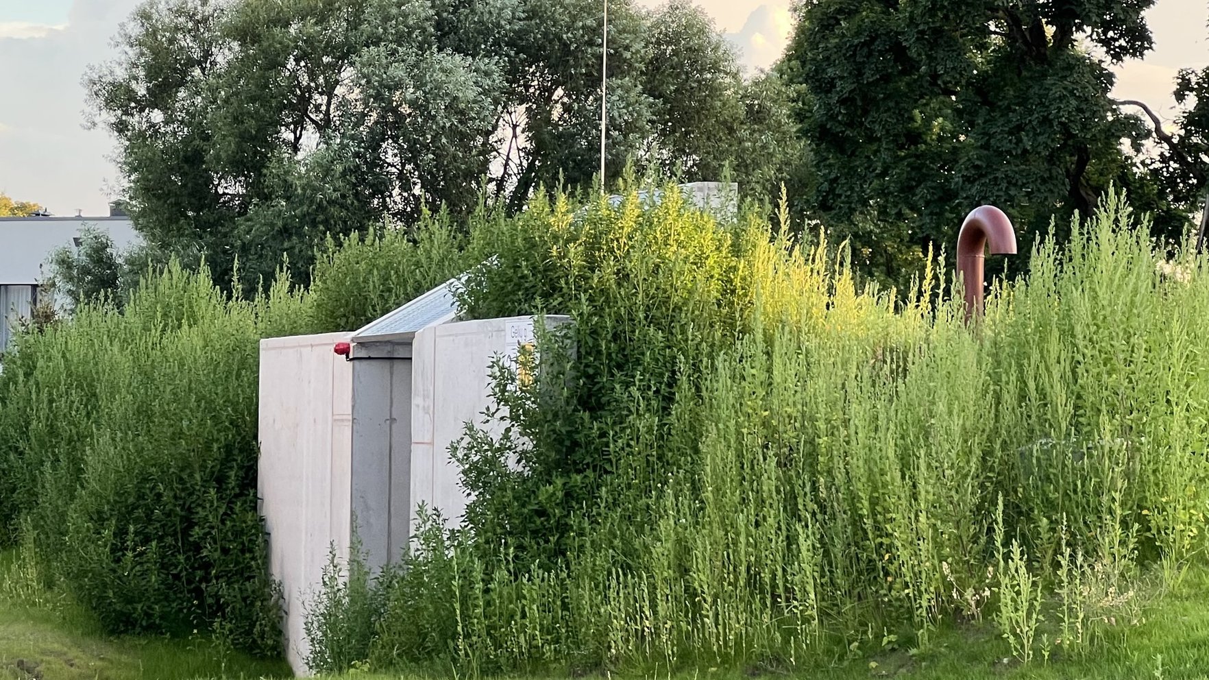 Pie lielveikala "Maxima" netālu no Kauņas uzradies noslēpumains objekts, pagaidām – vienīgais Lietuvā