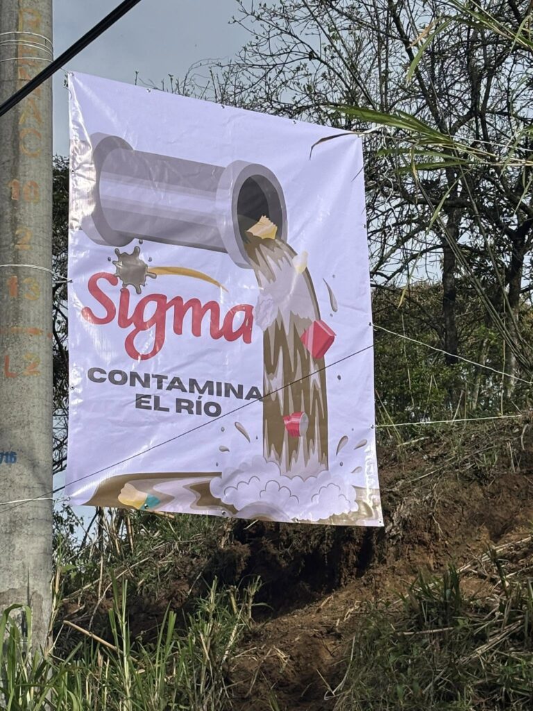 Vecinos denuncian que planta procesadora de alimentos contamina el río Chinchilla y Salud no hace nada