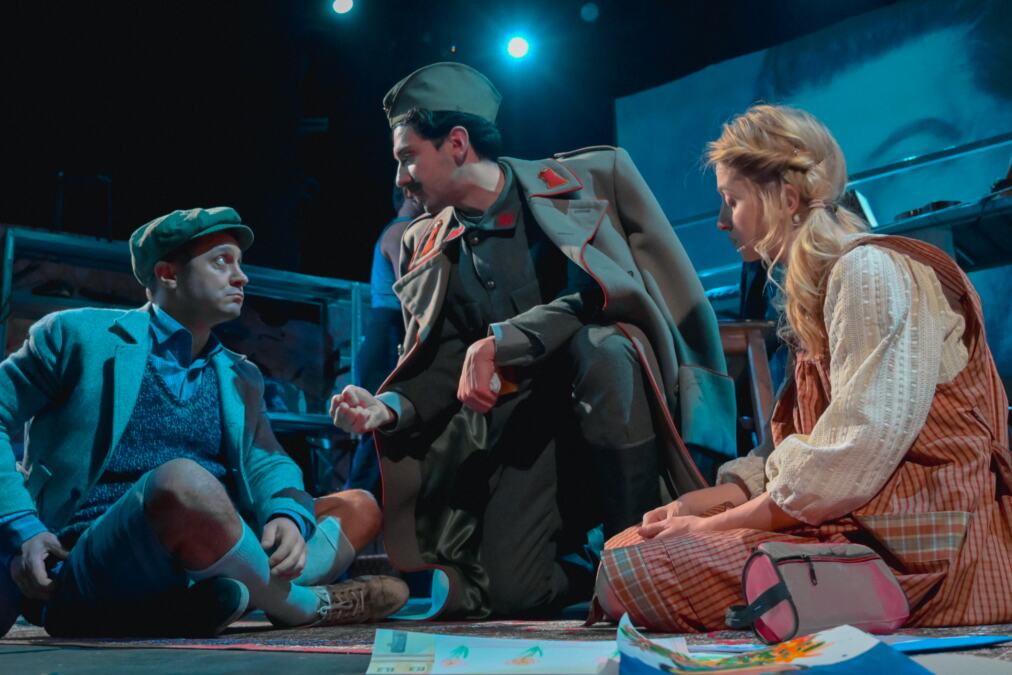 Da bismo preživeli, moramo se smejati: Premijera komada "Uloga moje porodice u svetskoj revoluciji"