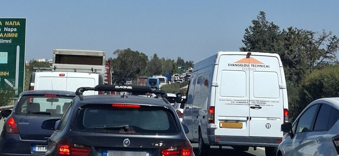Τρία ατυχήματα στον αυτοκινητόδρομο και κυκλοφοριακό κομφούζιο