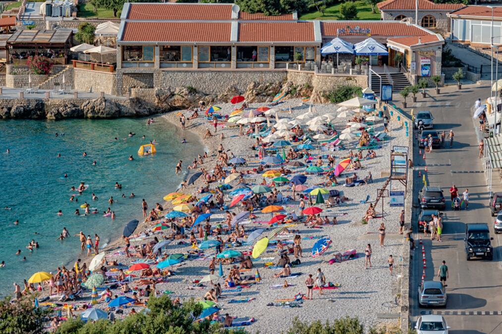 SRBI NA METI PREVARANATA U CRNOJ GORI, 20 TURISTA NASELO NA OVU FORU Sekund nepažnje na šetalištu u i postajete meta lopovima! Evo o čemu se zapravo radi