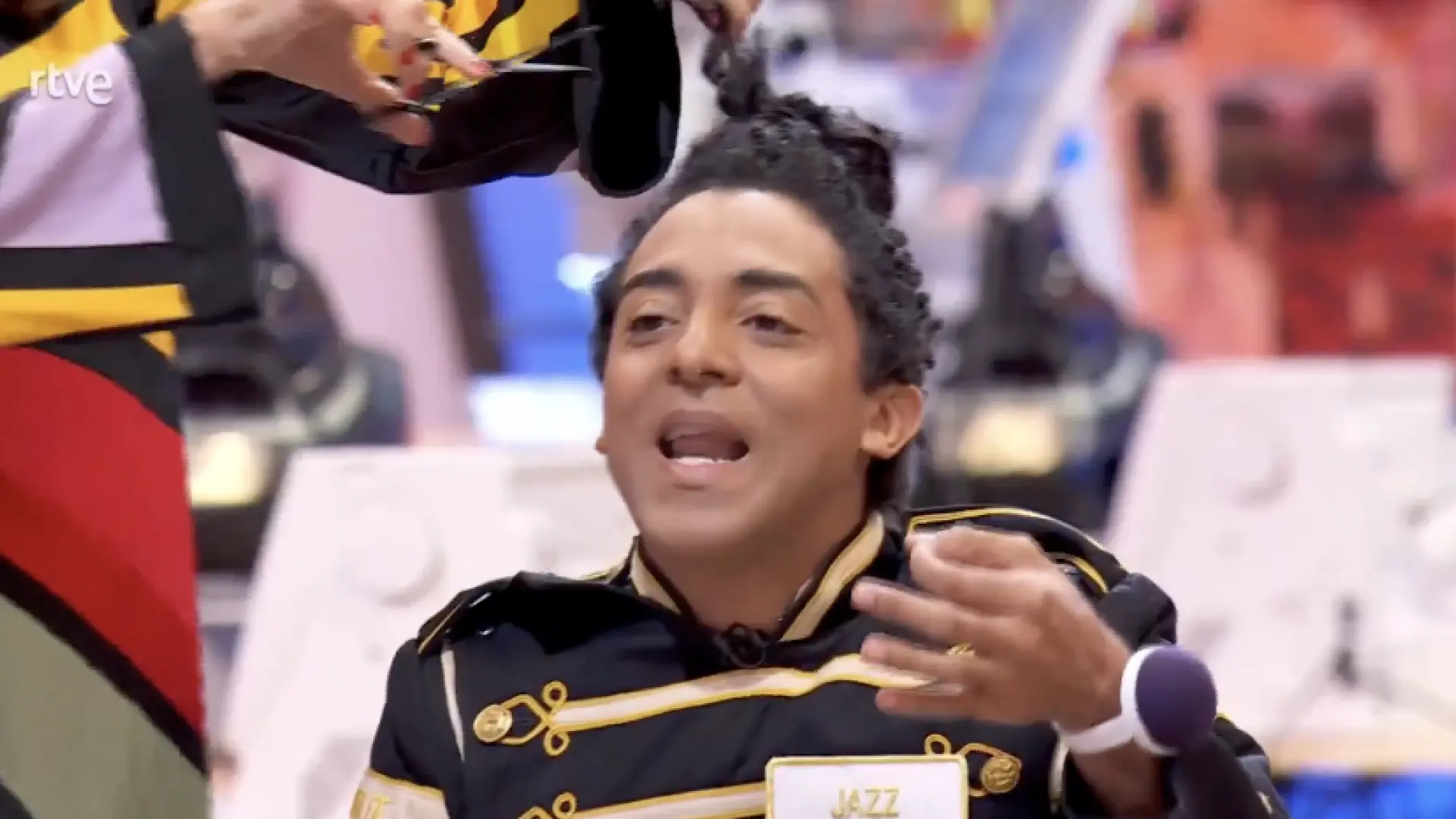  Yolanda Ramos saca las tijeras en 'Maestros de la costura' para cortarle el pelo a Jazz Vilá 