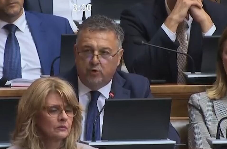 NEVIĐENI AUTOGOL U SKUPŠTINI! Poslanik SSP-a Petrović tvrdi da narod nema ni za hranu i lekove, pa sekundu kasnije izustio OVO: "Otišli su na odmore!" (VIDEO)
