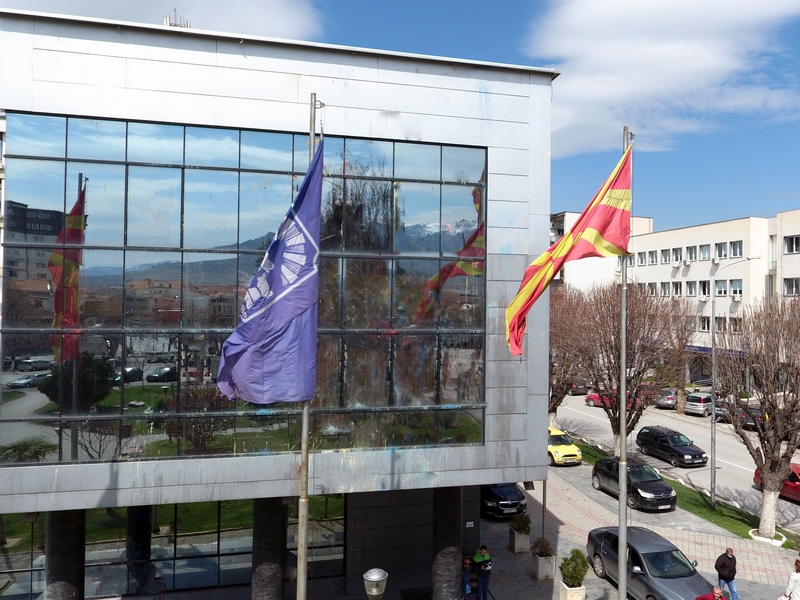 Slovenec sinoќa go simnal znameto od jarbolot pred opština Prilep i go zapalil