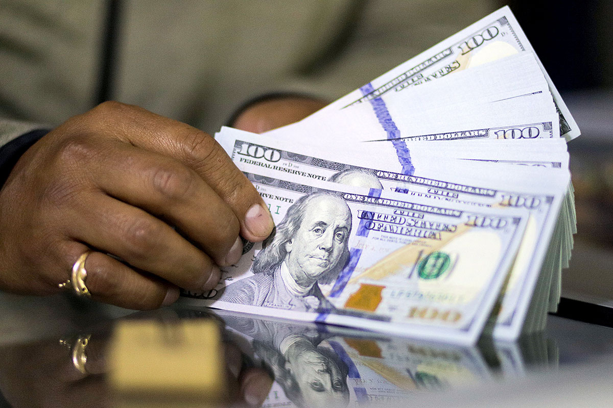 Expertos sugieren acompañar tipo de cambio flexible con más respaldo financiero