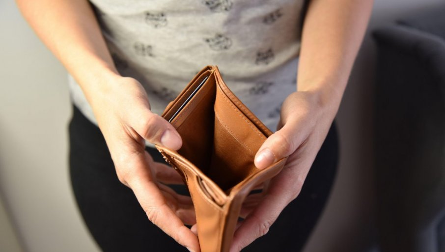 RAČUNICA OD KOJE BOLI GLAVA: Evo gde vam nestaje 20.000 dinara mesečno