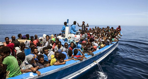 U břehů Libye se převrátila loď s migranty. Desítky z nich zahynuly, další se pohřešují