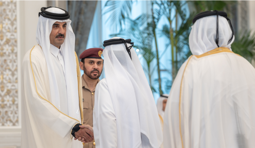 وفاة الشيخ حمد بن خليفة آل ثاني.. أمير قطر يستقبل المعزين 