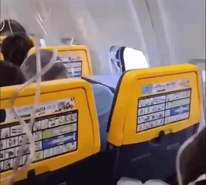 VIDEO Horor na letu Ryanaira: puknuo prozor u avionu, silina zraka djelomično ‘usisala‘ putnika!