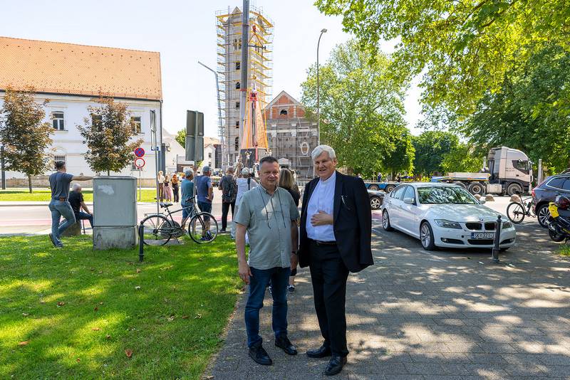 Nakon više od pet godina podignuta kapa na zvonik katedrale