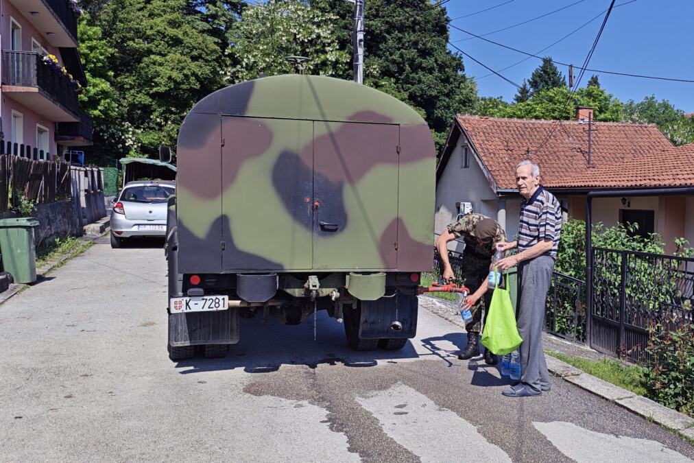 VOJSKA SRBIJE DOPREMA PIJAĆU VODU: Cisterne angažovane u Čačku i Gornjem Milanovcu zbog havarije! (FOTO)