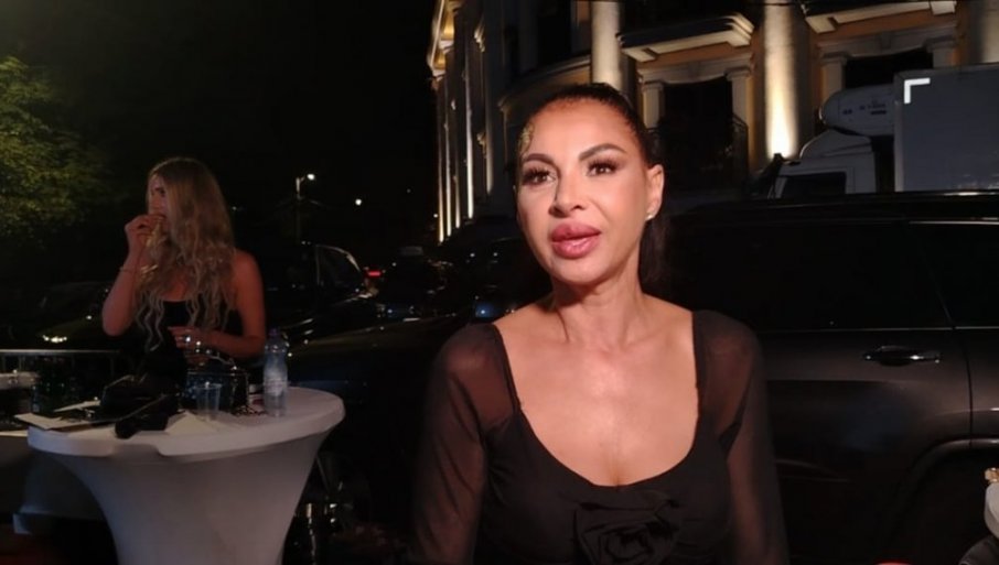 PUBLIKA ME VOLI 22 GODINE, A NAJLEPŠE TEK DOLAZI: Tina Ivanović o postojanju na estradi, hitovima i karijeri koja ne posustaje (FOTO)