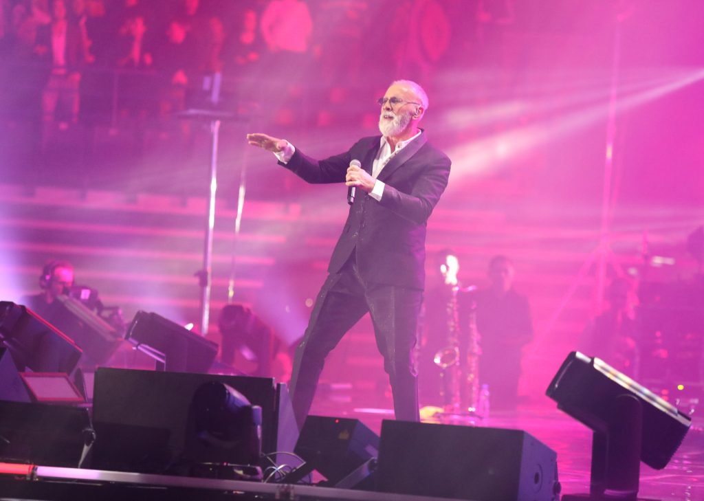 SPEKTAKL ZA PAMĆENJE! Dino Merlin koncert završio veličanstvenim vatrometom, Koševo uglas pevalo do poslednjeg stiha (VIDEO)