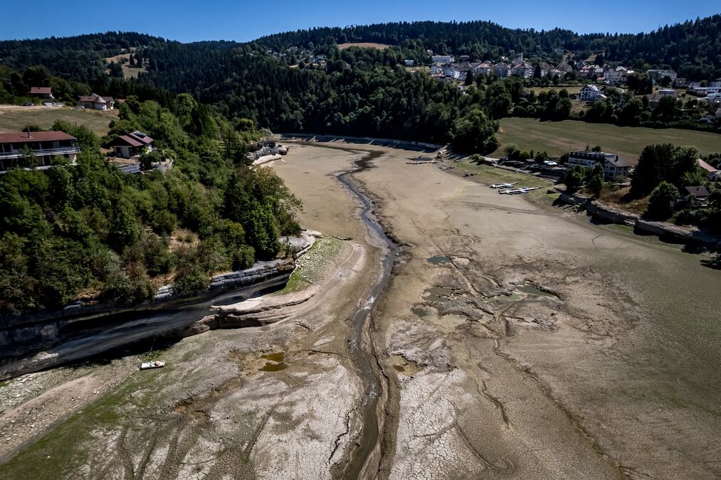 APOKALIPTIČNE SCENE ŠIROM EVROPE Presušilo čuveno jezero, vodopad nestao! Nekada puno turista, danas ispucala zemlja i nasukani brodovi