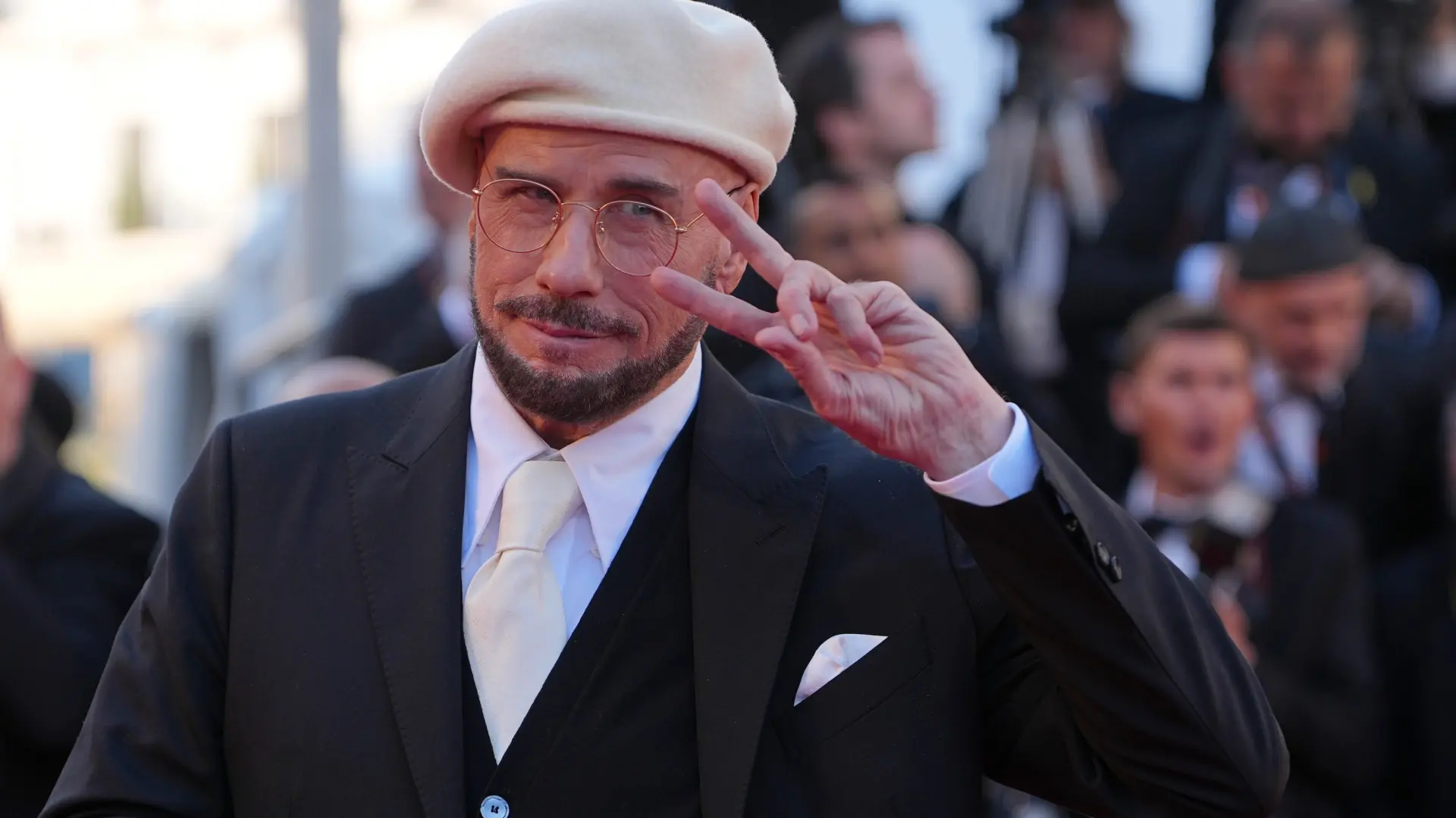  Travolta recibe por sorpresa una Palma de Oro en Cannes: "Es mas que un Óscar" 