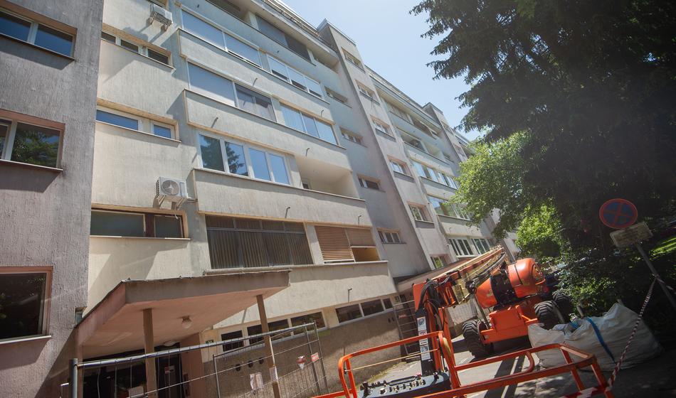 Mrtvo mamo je v ljubljanskem bloku skrival osem let