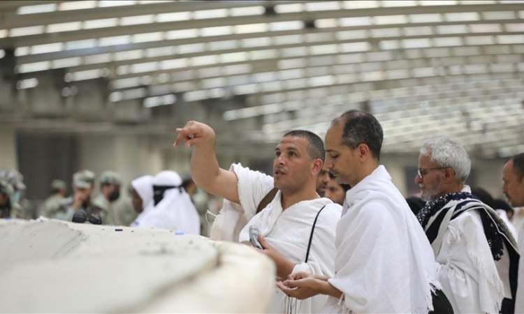 أول أيام التشريق.. الحجاج يواصلون مناسكهم برمي الجمرات