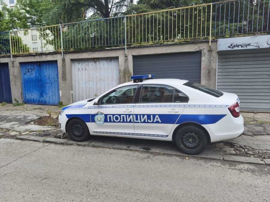 JEZIVI DETALJI UBISTVA NA ČUKARICI! UHAPŠENA ŽENA I RANIJE TUKLA MUŽA: Sada mu zarila nogar od stolice u srce, pa se zaključala! Komšije otkrile sve!