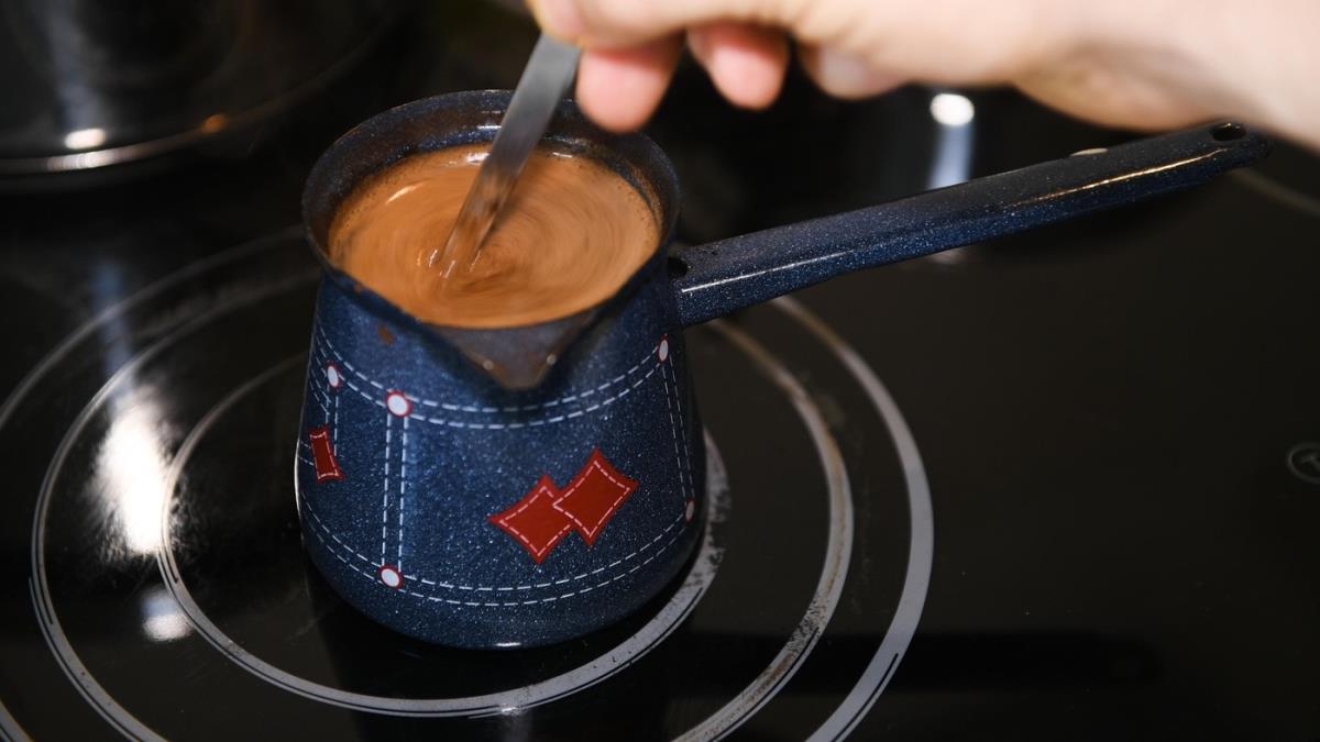 Većina ljudi pogrešno kuva domaću kafu: Koliko kašičica kafe treba staviti u džezvu za savršen ukus i kada se dodaje šećer?