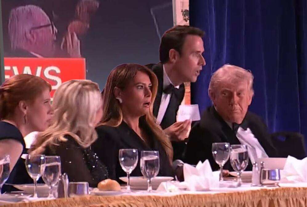 Bizaran prizor usred pucnjave u Vašingtonu: Svi panično beže i kriju se ispod stolova, a on "hladan kao špricer" nastavlja s večerom