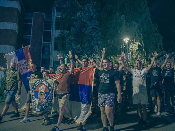 Sramotne scene u Zvorniku: Više stotina ljudi palilo svijeće i skandiralo "Ratko Mladić"