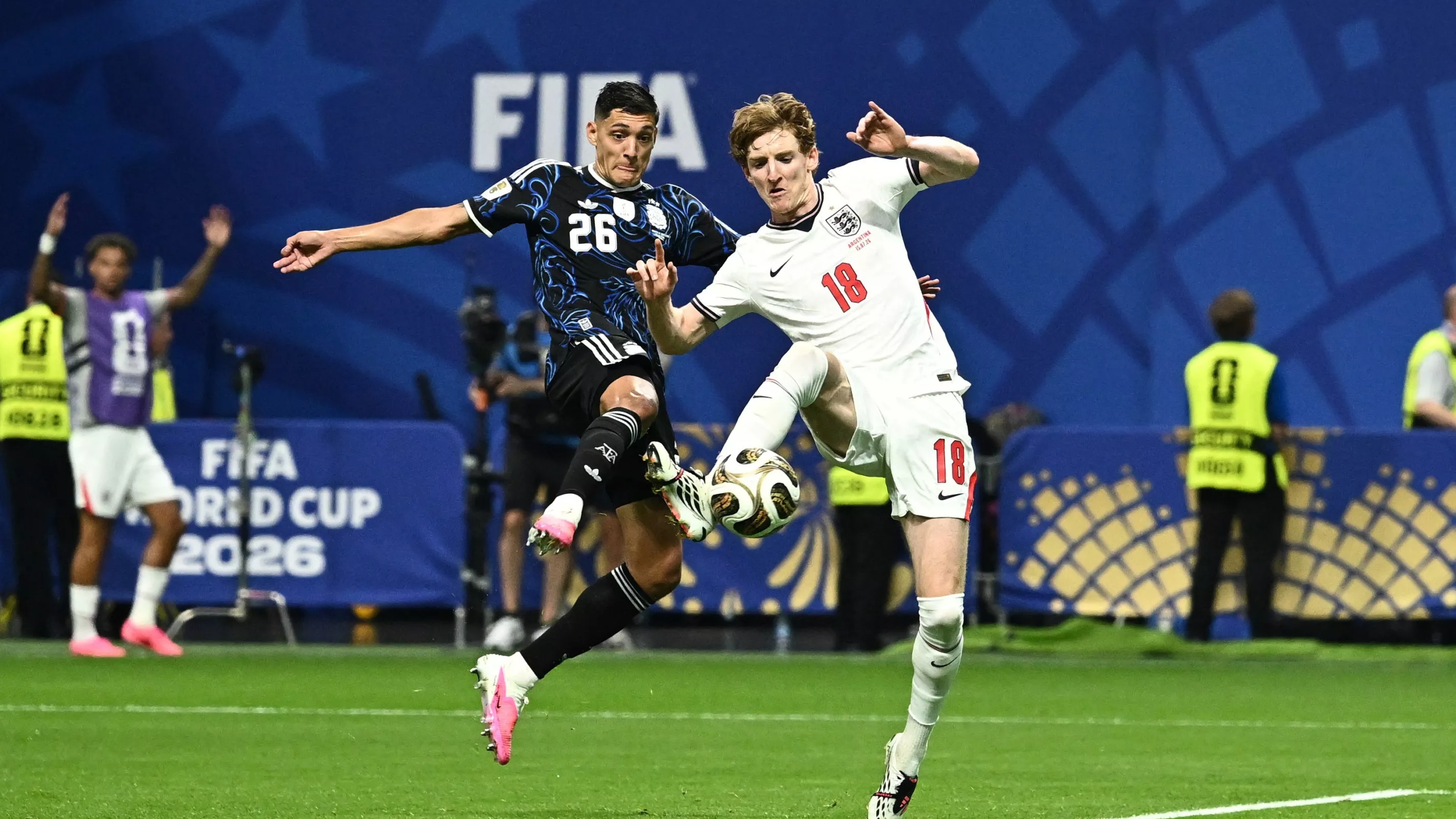 Angleterre-Argentine : centre de Rogers, Gordon conclut... En vidéo, l’ouverture du score des Anglais