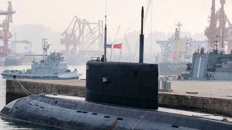 Russian and Chinese warships hold joint drills (VIDEO)